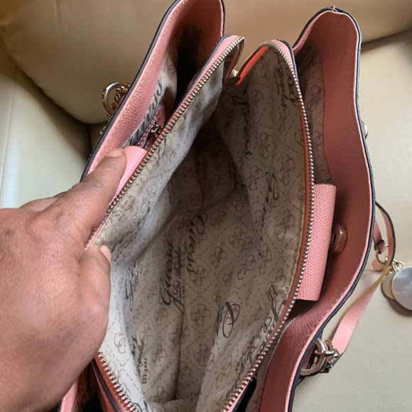 Guess multiple pockets Peach/Pink Handbag Xcellent Condition - Picture 10 of 13